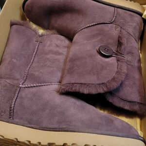 Women's Purple Ugg Bailey Button Suede Boots Like New Condition.